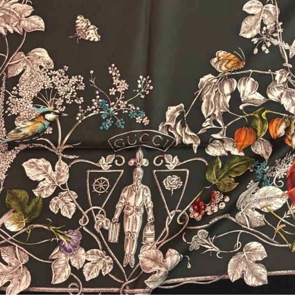 Gucci Wondergardenia Scarf - Black boarder - 90cm x 90cm - 100% Silk - Picture 7 of 8